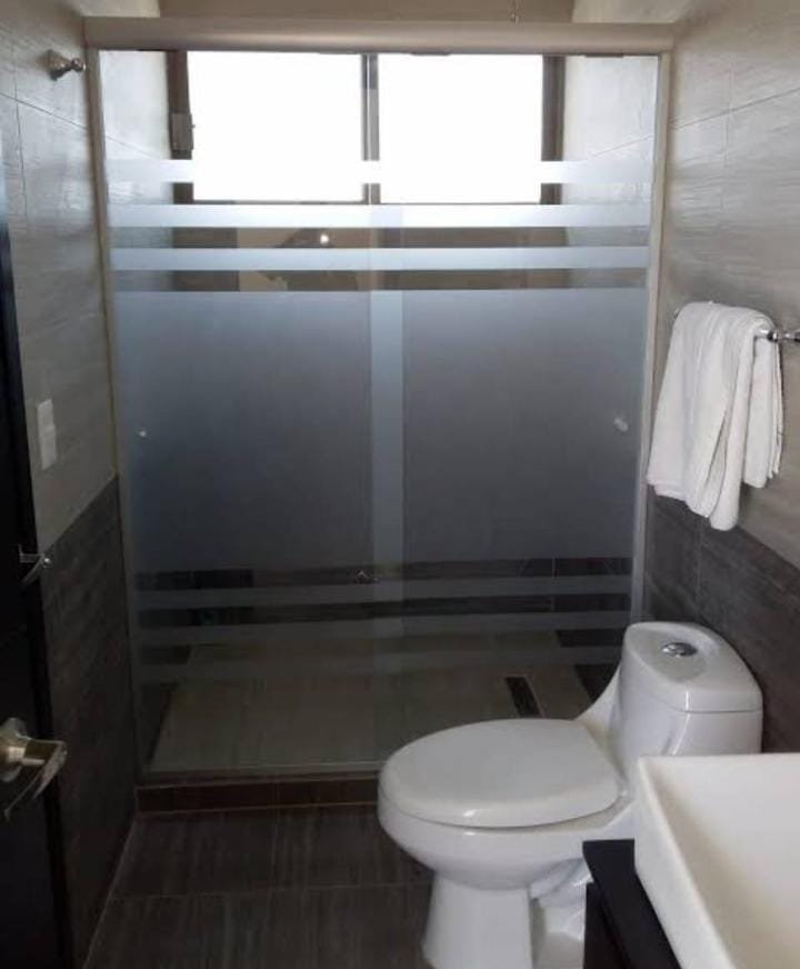 servicio de instalacion de canceles de baño con acrilico o cristal templado, herrajes de acero inoxidable en CDMX Ciudad de México Acapulco Guerrero