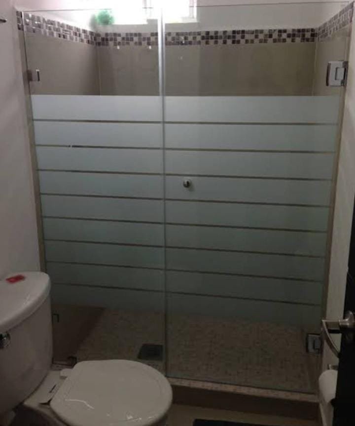 servicio de instalacion de canceles de baño con acrilico o cristal templado, herrajes de acero inoxidable en CDMX Ciudad de México Acapulco Guerrero