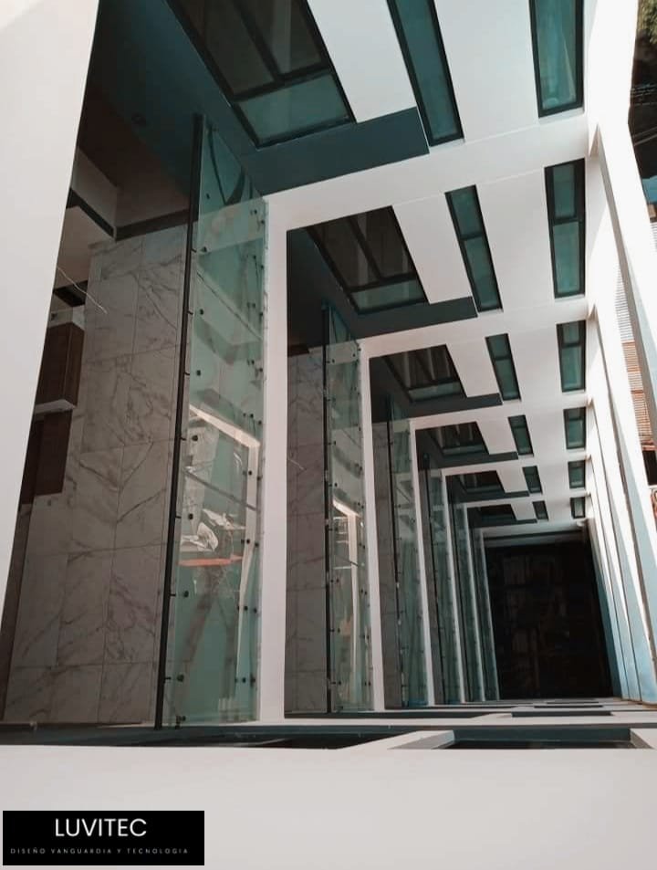 Servicio de instalacion de barandales en cristal templado y acero inoxidable en fachadas de edificios residenciales y edificios coorporativos en CDMX, Ciudad de México, Acapulco Guerrero